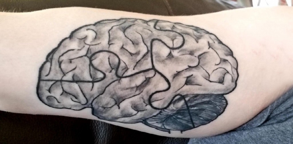 男生手臂上黑灰点刺抽象线条大脑纹身图片