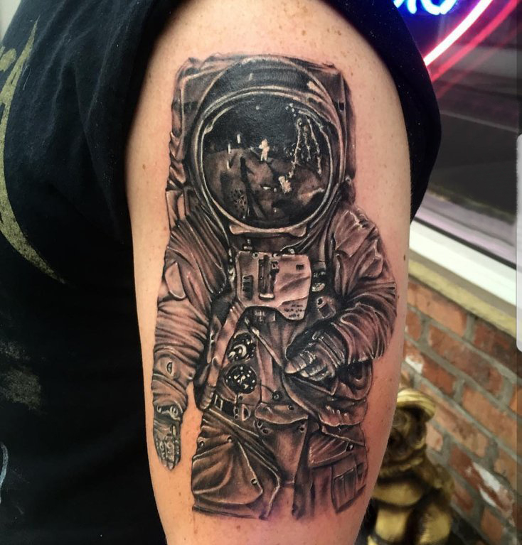 男生手臂上黑灰点刺简单抽象线条人物宇航员纹身图片
