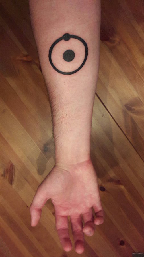 男生手臂上黑色几何线条创意圆形纹身图片