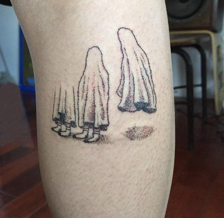 男生小腿上黑灰素描点刺技巧创意幽灵恐怖纹身图片