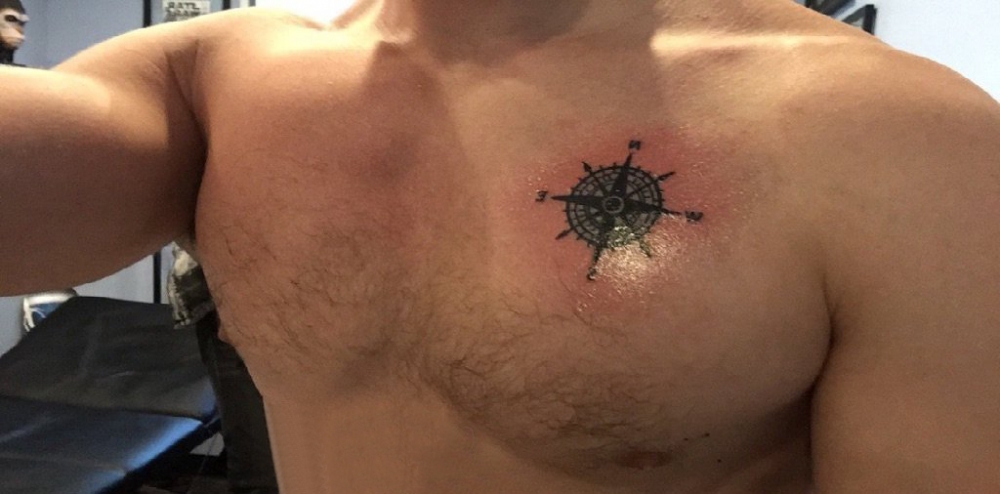 男生胸部黑色点刺几何线条简单的指南针纹身图片