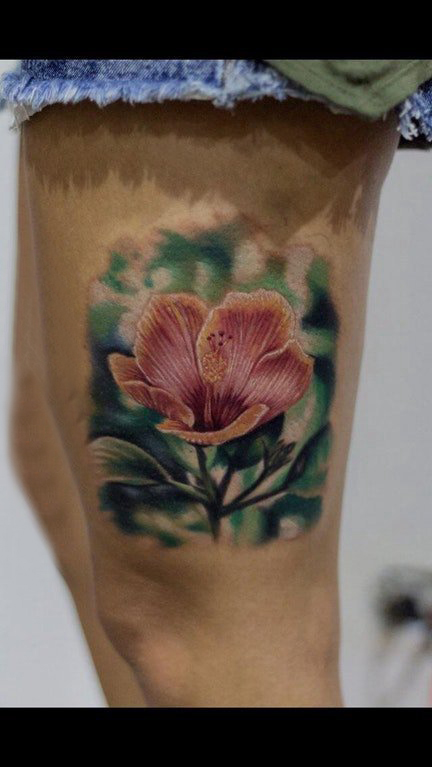 女生大腿上彩绘水彩素描创意唯美花朵纹身图片