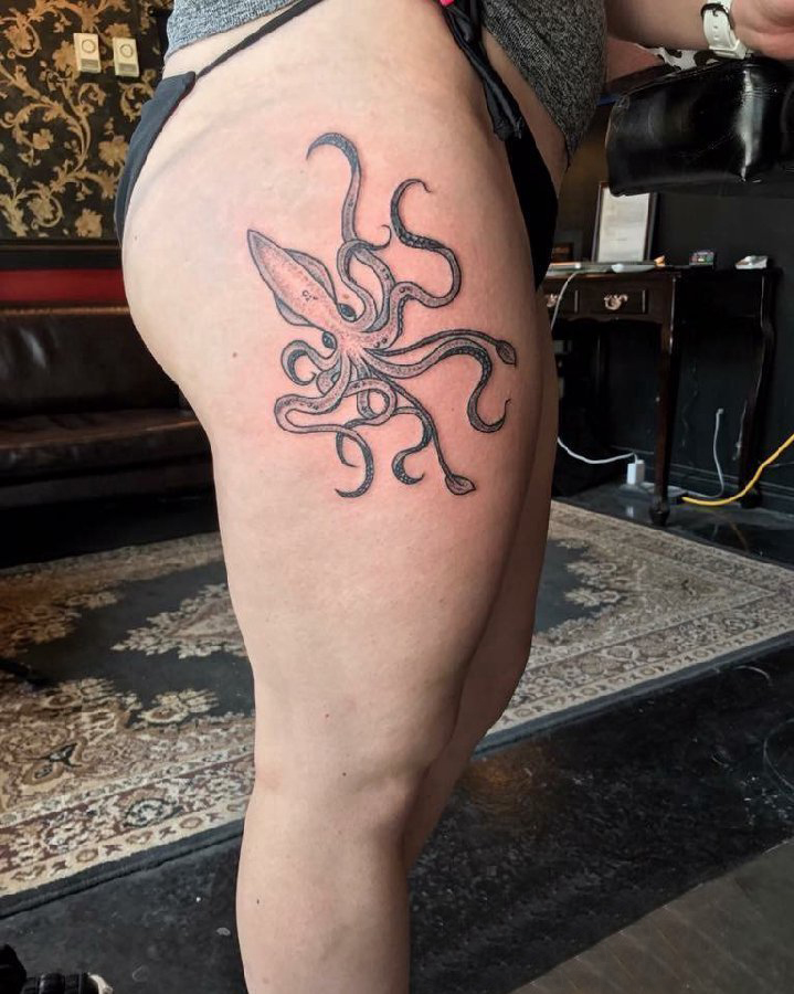 女生大腿上黑灰点刺抽象线条小动物章鱼纹身图片