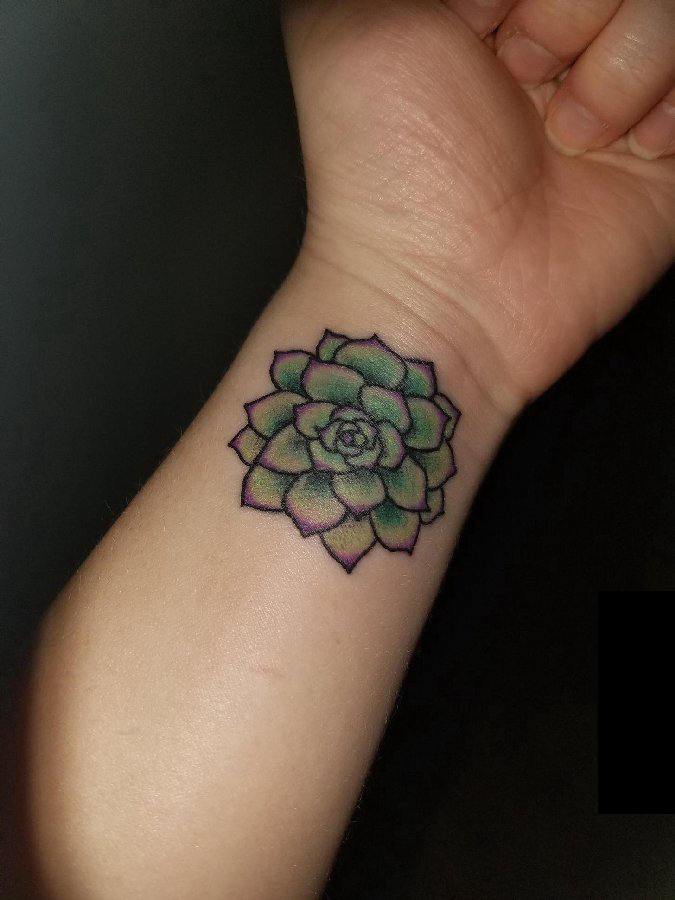 女生手腕上彩绘渐变简单线条植物莲花纹身图片