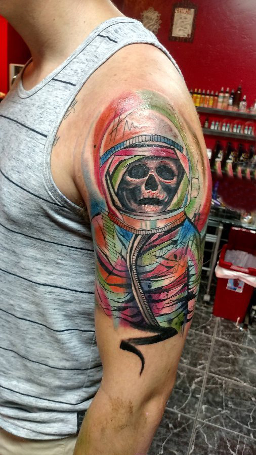 男生手臂上彩绘抽象线条骷髅宇航员纹身图片