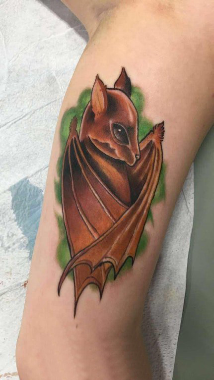 男生手臂上彩绘简单线条小动物蝙蝠纹身图片