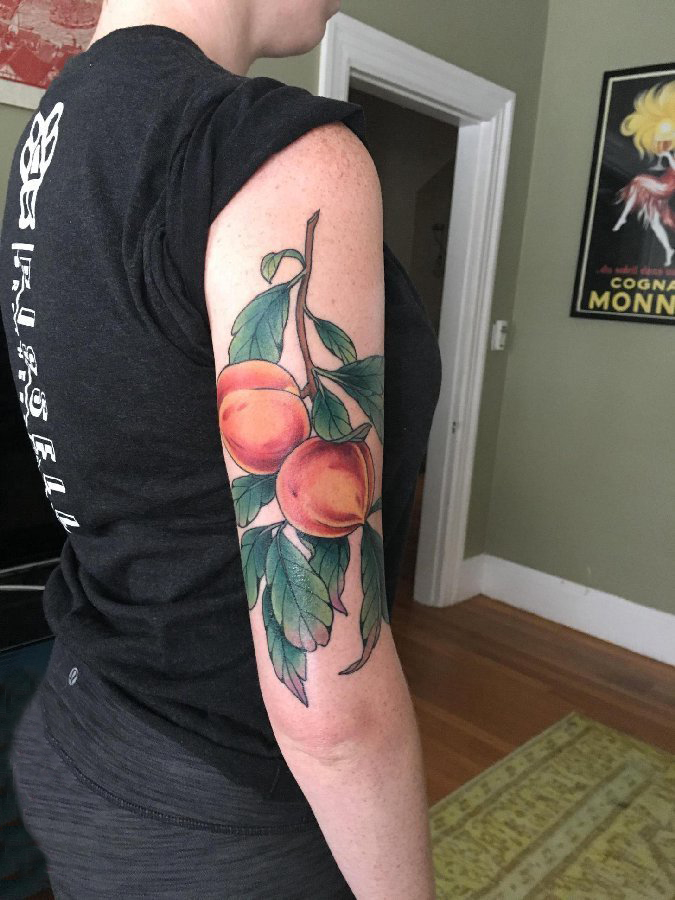 男生手臂上彩绘渐变简单线条植物叶子和桃子纹身图片