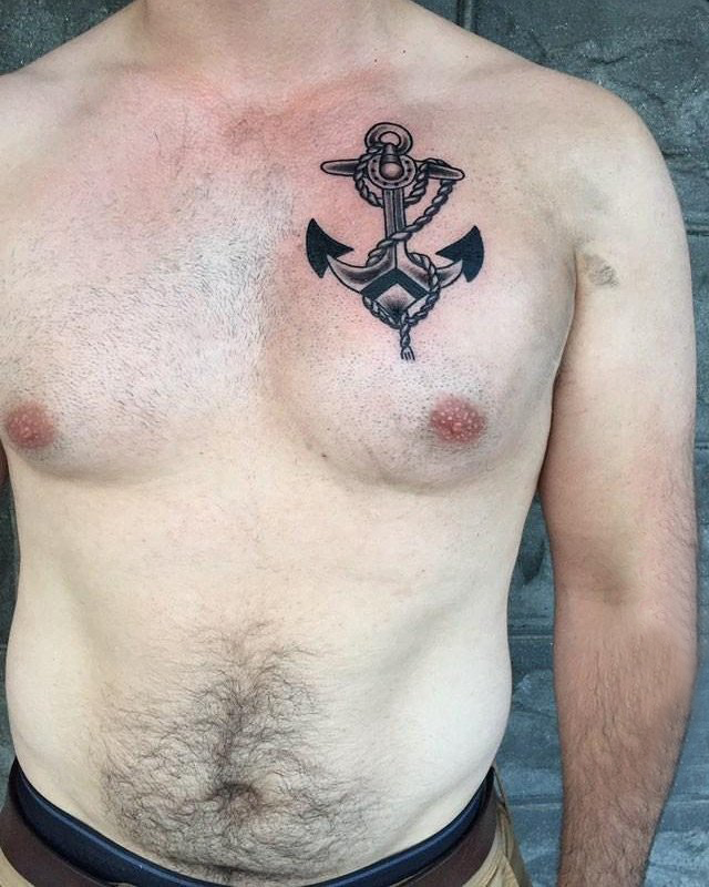 男生胸部黑灰点刺抽象线条船锚纹身图片