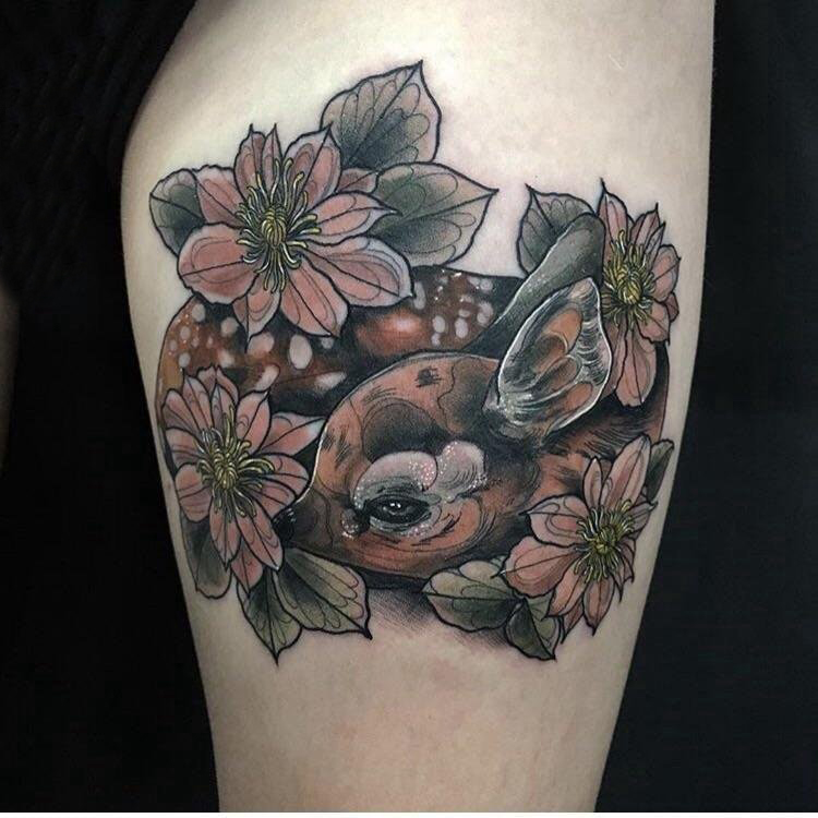 女生大腿上彩绘抽象线条植物花朵和动物鹿纹身图片