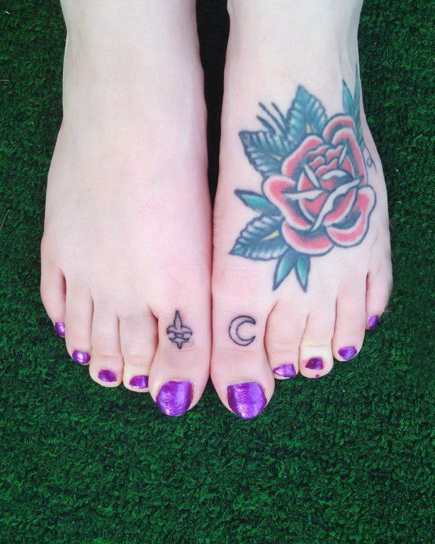 女生脚背上彩绘水彩素描创意唯美玫瑰纹身图片
