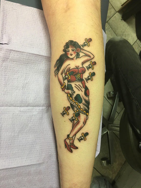 女生手臂上彩绘水彩素描创意文艺优雅女生人物纹身图片