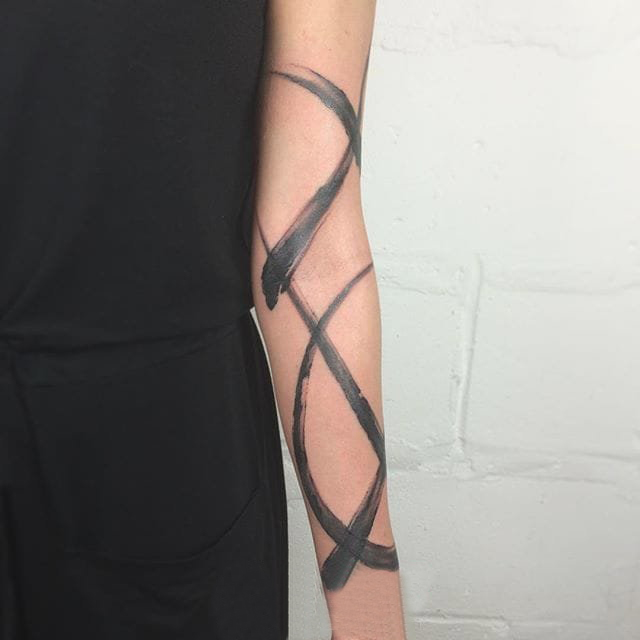 简洁的黑色点刺抽象线条创意水墨纹身图案