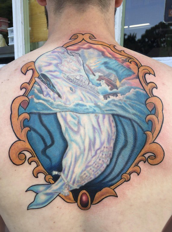 男生后背上彩绘简单抽象线条小动物鲸鱼纹身图片
