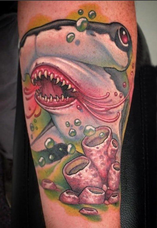 男生手臂上彩绘几何简单线条小动物鲨鱼纹身图片