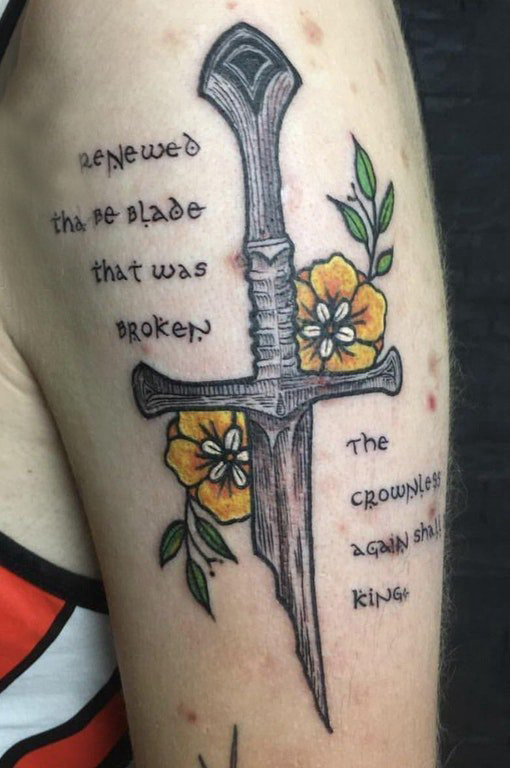 男生手臂上彩绘渐变植物花朵和匕首纹身图片