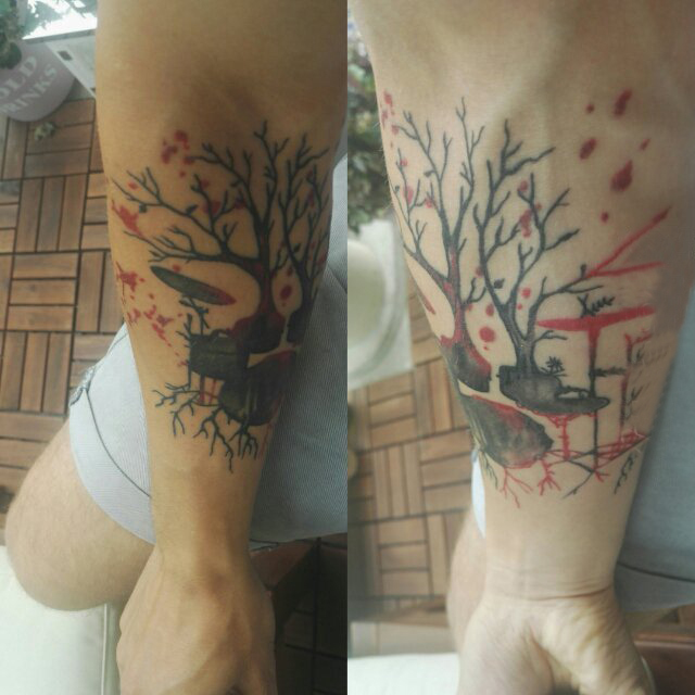 男生手臂上彩绘泼墨简单线条植物枯树枝纹身图片