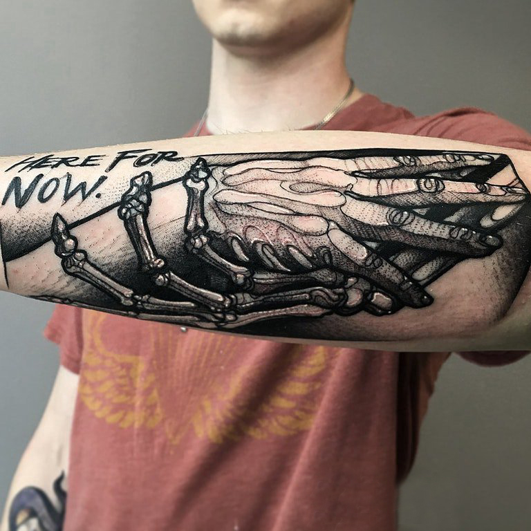 男生手臂上黑灰素描点刺技巧创意手部纹身图片