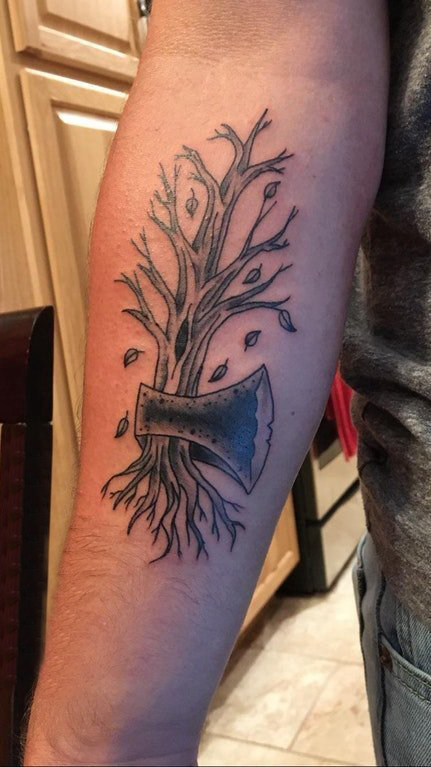 男生手臂上黑灰素描点刺技巧创意树枝纹身图片