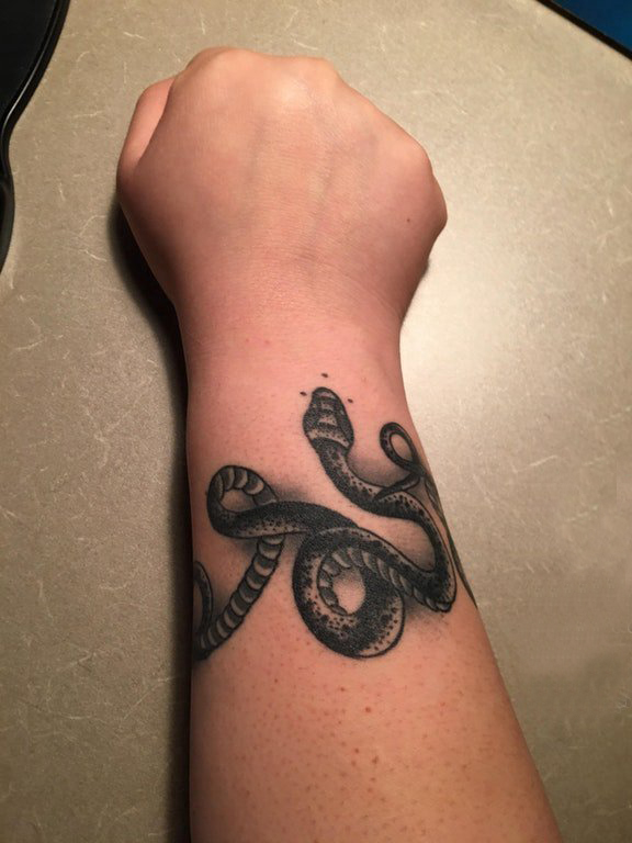 男生手臂上黑色点刺抽象线条小动物蛇纹身图片