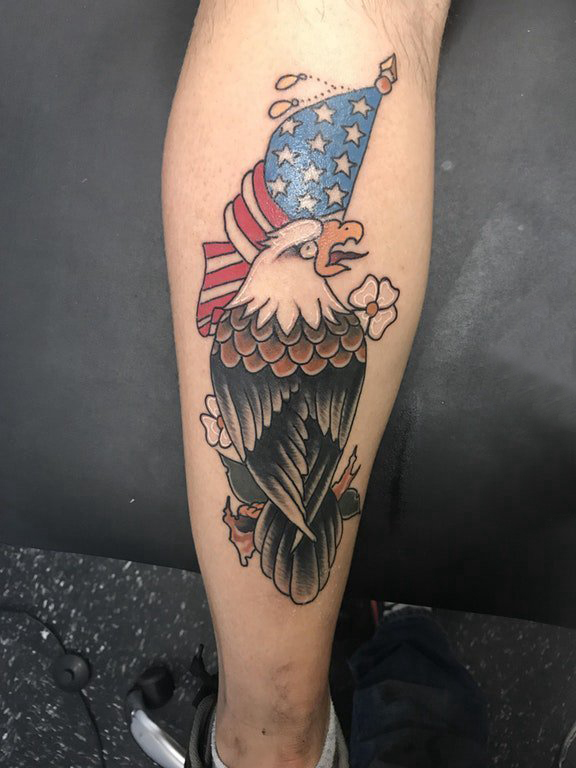 男生小腿上彩绘水彩素描创意老鹰国旗纹身图片