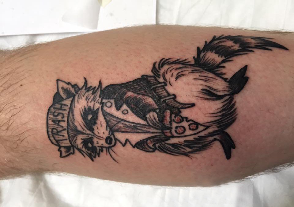 男生小腿上黑灰素描点刺技巧创意可爱动物纹身图片