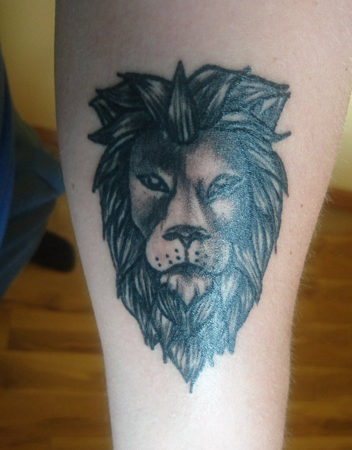 男生小腿上黑色点刺简单抽象线条动物狮子纹身图片