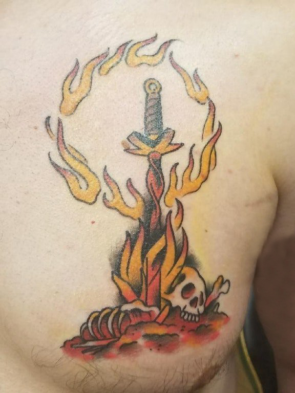 男生胸口上彩绘水彩素描创意匕首纹身图片