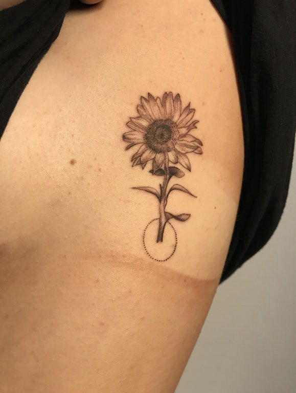 女生侧腰上黑灰点刺几何简单线条植物花朵纹身图片