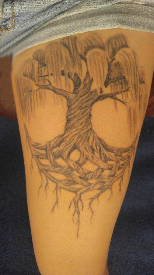 女生大腿上黑灰点刺简单抽象线条植物大树纹身图片