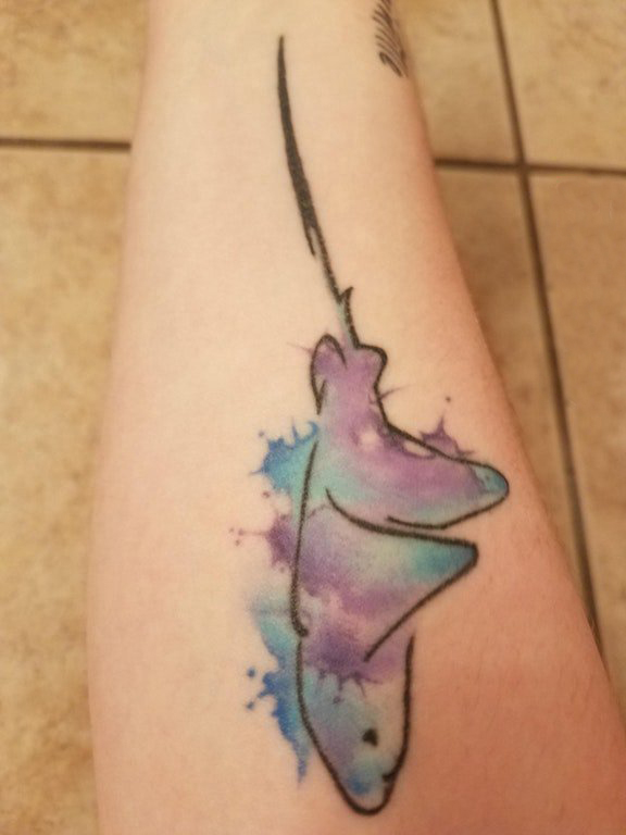 女生手臂上黑色线条蓝紫色渐变泼墨动物纹身图片