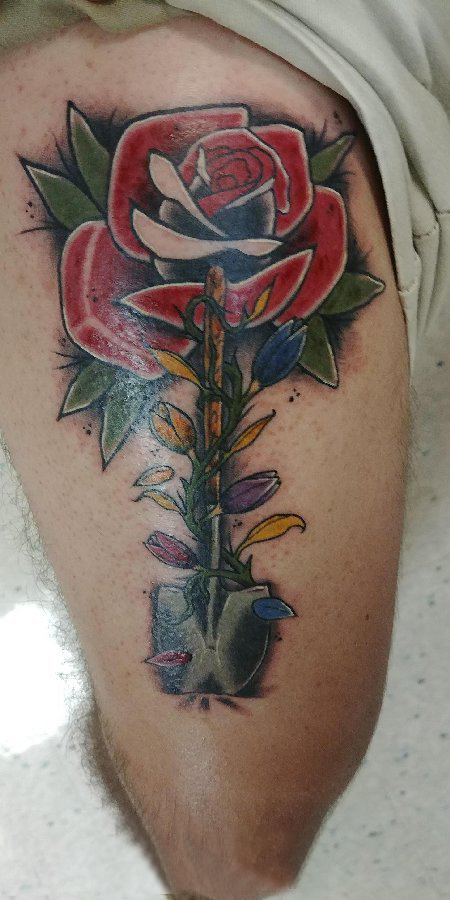 男生大腿上彩绘简单线条创意植物玫瑰纹身图片