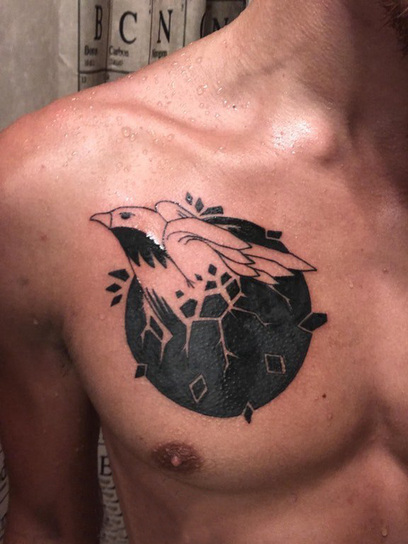 男生肩部黑色几何简单线条小动物鸟纹身图片