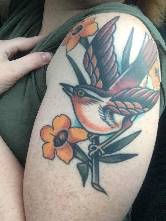 男生手臂上彩绘简单线条植物花朵和动物小鸟纹身图片
