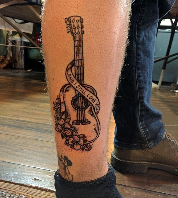 男生小腿上黑色线条文艺精致吉他纹身图片