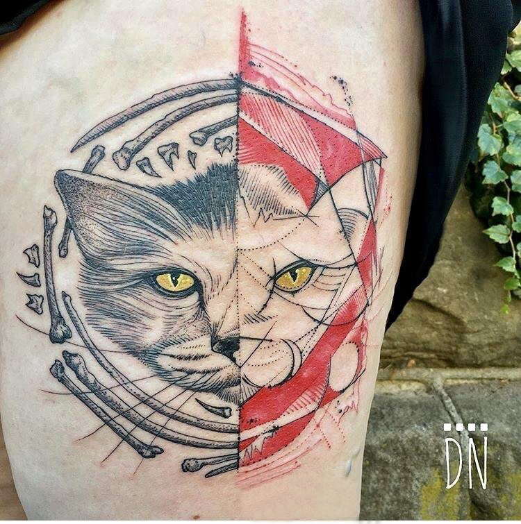 女生大腿上彩绘简单抽象线条拼接小动物猫咪纹身图片