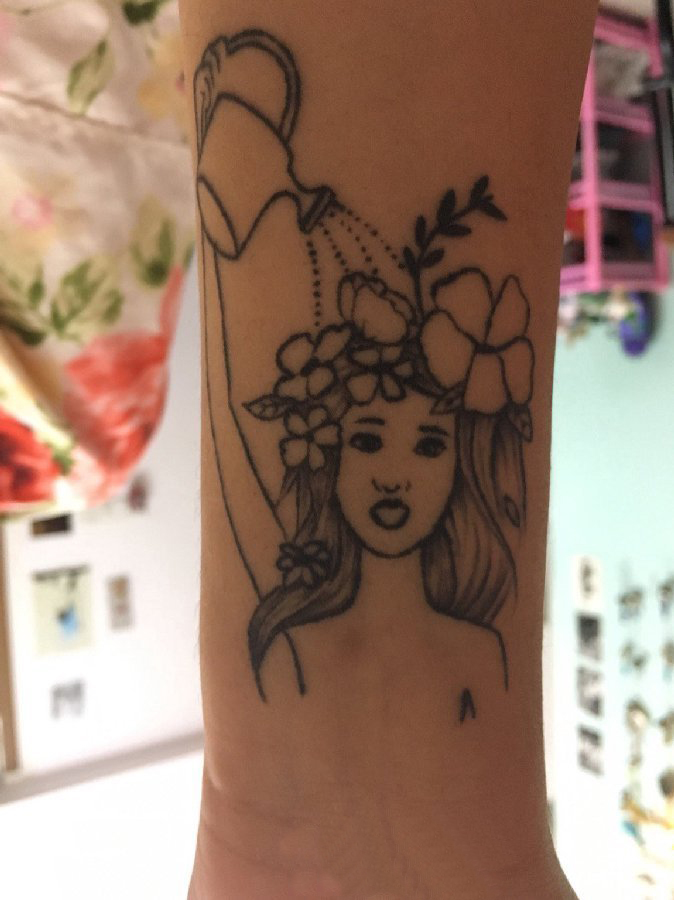 女生手臂上黑色线条创意精美女生肖像纹身图片