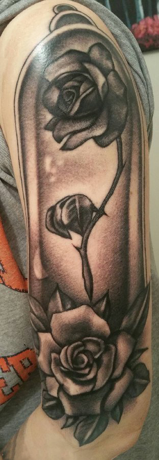 男生手臂上黑色点刺简单抽象线条植物玫瑰纹身图片