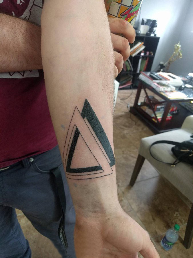 男生手臂上黑色几何简单线条三角形纹身图片