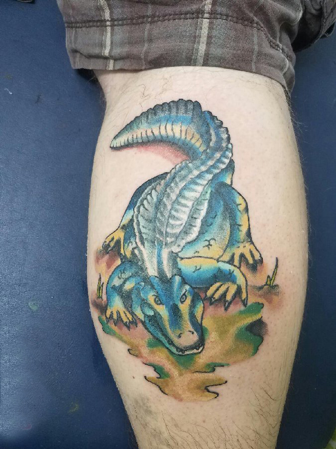 男生小腿上彩绘渐变抽象线条小动物鳄鱼纹身图片
