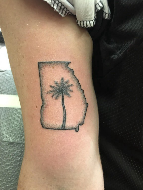 女生大腿上黑灰点刺几何线条和植物椰树纹身图片
