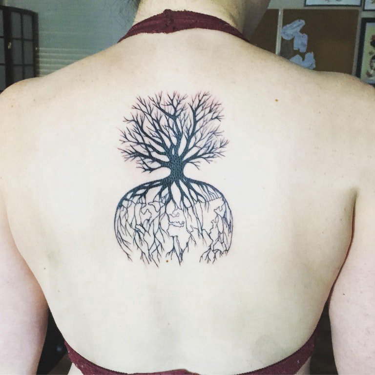 女生后背上黑色抽象线条植物大树纹身图片