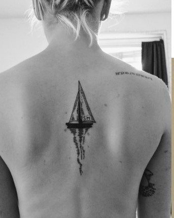 女生后背上黑色几何简单线条帆船纹身图片