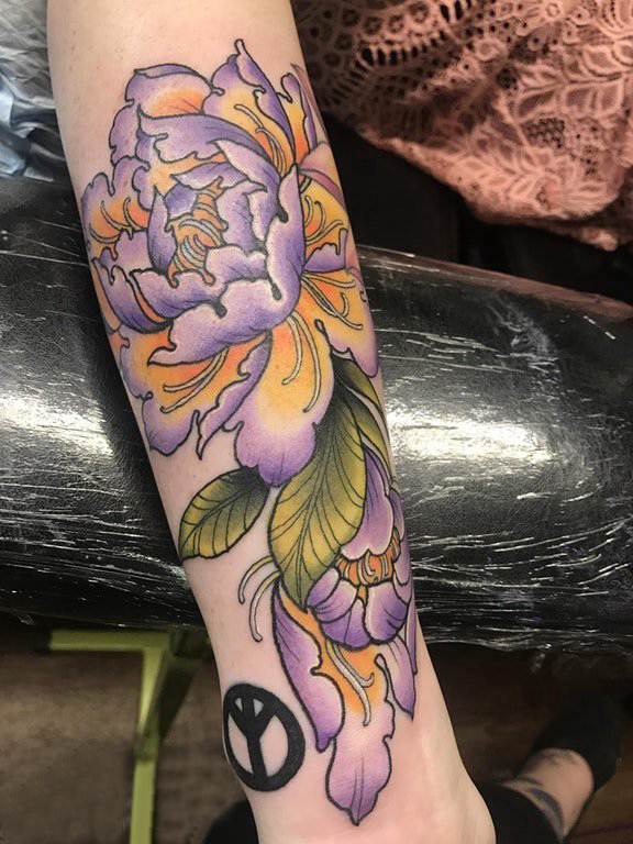 女生手臂上彩绘渐变简单抽象线条植物花朵纹身图片