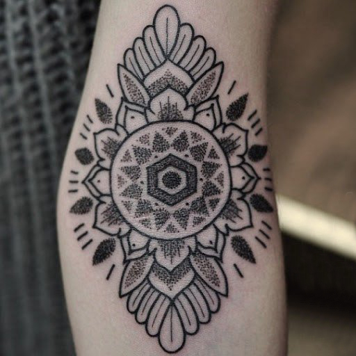 女生手臂上黑灰素描点刺技巧创意梵花花纹纹身图片