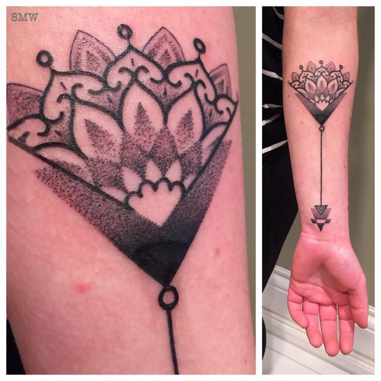 女生手臂上黑色点刺简单线条创意几何花朵纹身图片