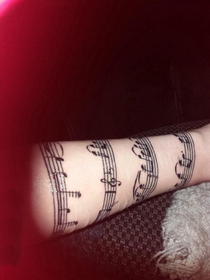 女生手臂上黑色简单抽象线条创意音符纹身图片