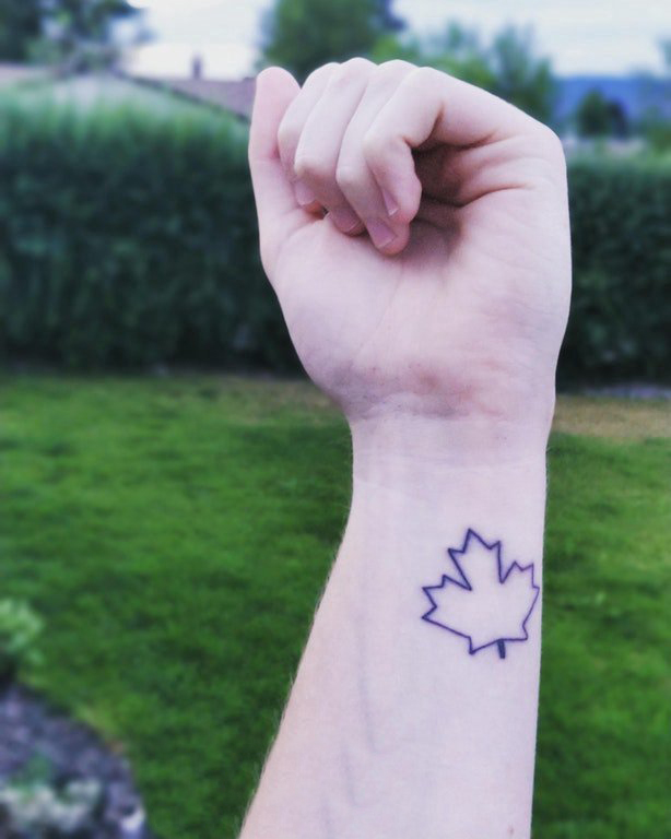 女生手腕上黑色简单个性线条植物枫叶纹身图片
