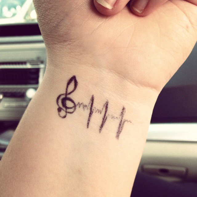 女生手腕上黑色素描创意文艺音符纹身图片
