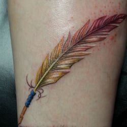 男生大腿上彩绘水彩素描创意文艺羽毛纹身图片