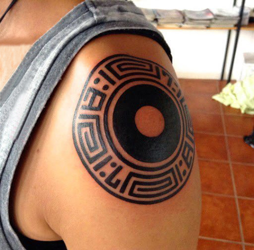 男生肩膀上黑色线条几何元素创意纹身图片